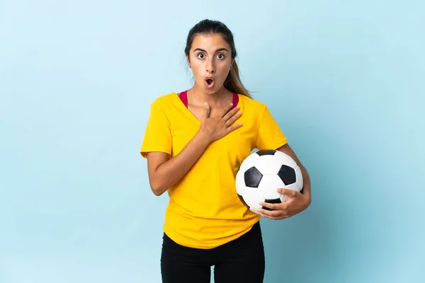 Молода Жінка Іспаномовного Футболіста Над Ізольованою Синьому Фоні Здивована Шокована — стокове фото