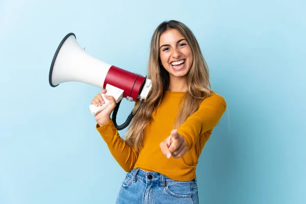 Mujer Hispana Joven Sobre Fondo Azul Aislado Sosteniendo Megáfono Sonriendo —  Fotos de Stock