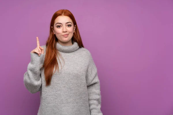 Rousse Adolescente Fille Sur Fond Violet Isolé Pointant Avec Index — Photo