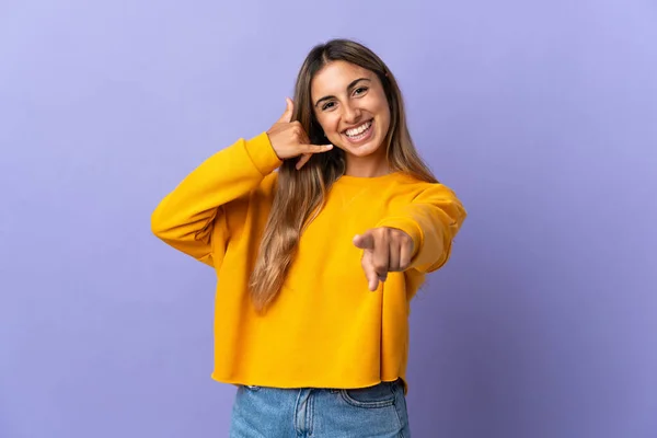 Mulher Hispânica Jovem Sobre Fundo Roxo Isolado Fazendo Gesto Telefone — Fotografia de Stock