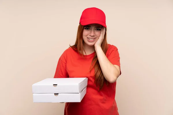 Доставка Пиццы Девочка Подросток Держит Пиццу Изолированном Фоне Несчастной Разочарованной — стоковое фото