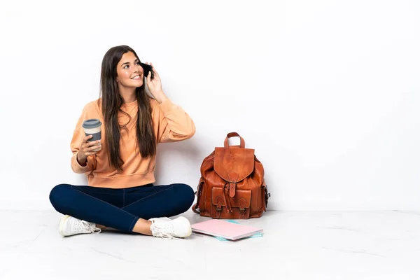 Młody Student Brazylijski Kobieta Siedzi Podłodze Trzymając Kawę Zabrania Telefon — Zdjęcie stockowe