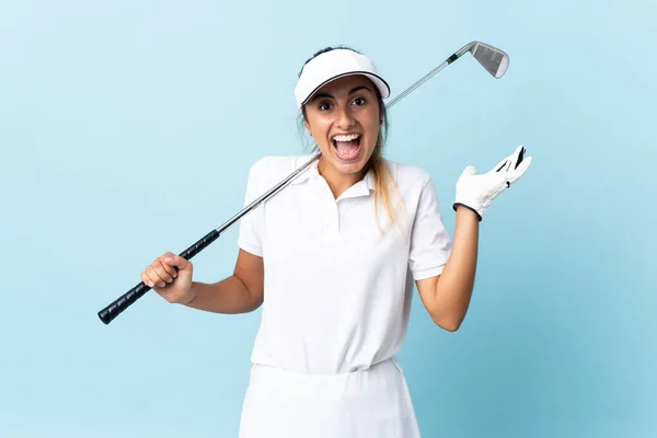 Jonge Spaanse Golfer Vrouw Geïsoleerde Blauwe Muur Met Geschokte Gezichtsuitdrukking — Stockfoto