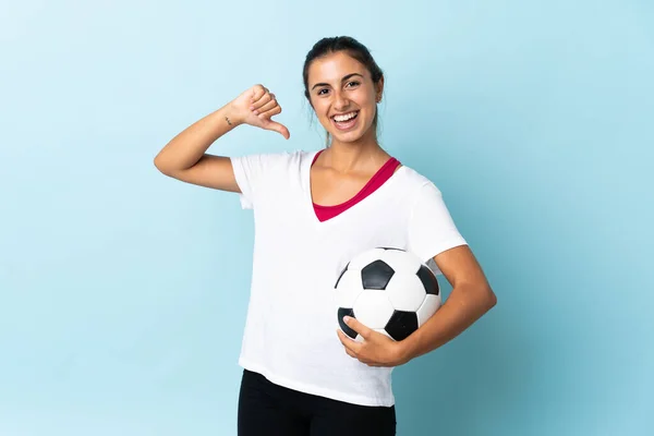 Junge Hispanische Frau Vor Isoliertem Blauen Hintergrund Mit Fußball Und — Stockfoto