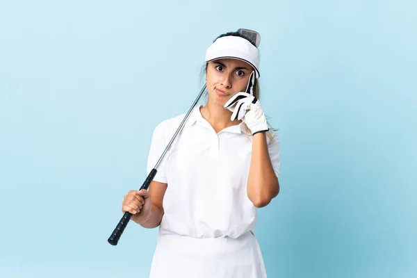 Giovane Donna Ispanica Golfista Oltre Isolato Muro Blu Pensando Idea — Foto Stock