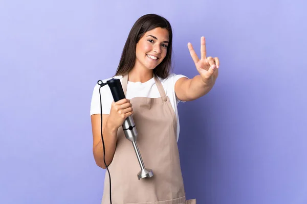 Braziliaanse Vrouw Met Behulp Van Hand Blender Geïsoleerd Paarse Achtergrond — Stockfoto