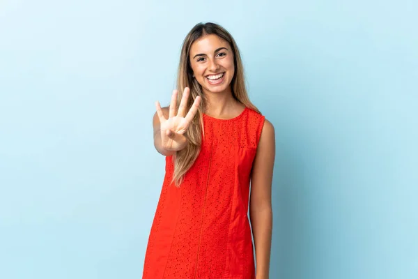 Zole Edilmiş Mavi Arka Planda Genç Spanyol Kadın Mutlu Parmaklarıyla — Stok fotoğraf