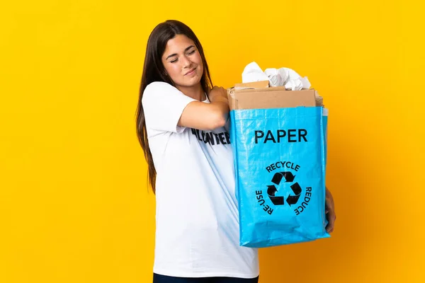 Молода Бразіліанка Яка Тримає Паперовий Пакет Ізольований Жовтому Фоні Страждає — стокове фото