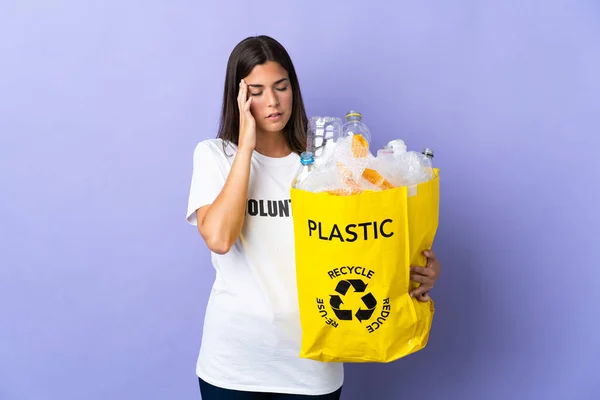 Mor Arka Planda Baş Ağrısıyla Izole Edilmiş Plastik Şişelerle Dolu — Stok fotoğraf