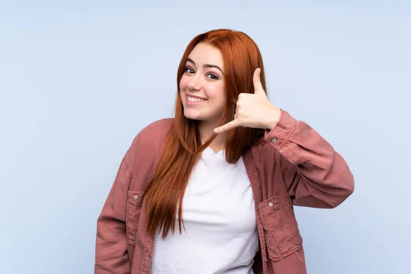 Redhead Teenager Dívka Přes Izolované Modré Pozadí Dělat Telefonní Gesto — Stock fotografie