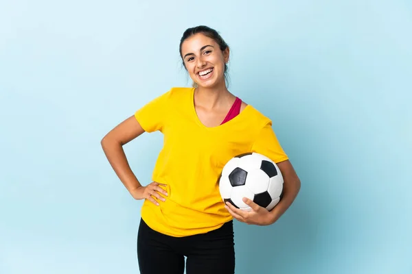 Młoda Latynoska Piłkarka Kobieta Nad Odizolowany Niebieskim Tle Pozowanie Ramionami — Zdjęcie stockowe