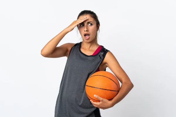 Junge Hispanische Frau Spielt Basketball Auf Isoliertem Weißen Hintergrund Und — Stockfoto