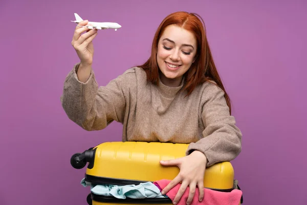 Мандрівник Жінка Валізою Повна Одягу Тримає Іграшку Літака — стокове фото