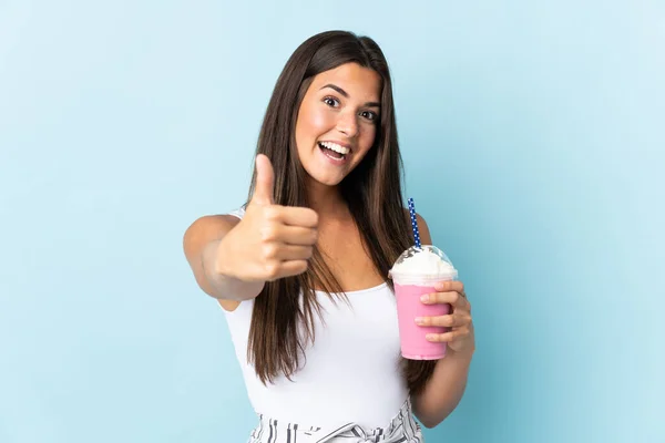 Ung Brasiliansk Kvinna Med Jordgubbsmilkshake Isolerad Blå Bakgrund Med Tummen — Stockfoto