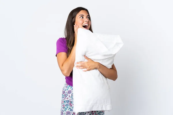 Menina Brasileira Jovem Isolada Fundo Branco Pijama Segurando Travesseiro Com — Fotografia de Stock