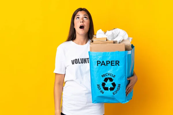 Jong Braziliaans Meisje Met Een Recycling Zak Vol Papier Recyclen — Stockfoto