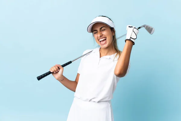 Mladý Hispánský Golfista Žena Přes Izolované Modré Zdi Slaví Vítězství — Stock fotografie