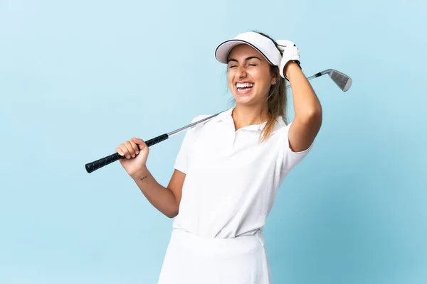 Joven Golfista Hispana Mujer Sobre Aislada Pared Azul Sonriendo Mucho —  Fotos de Stock