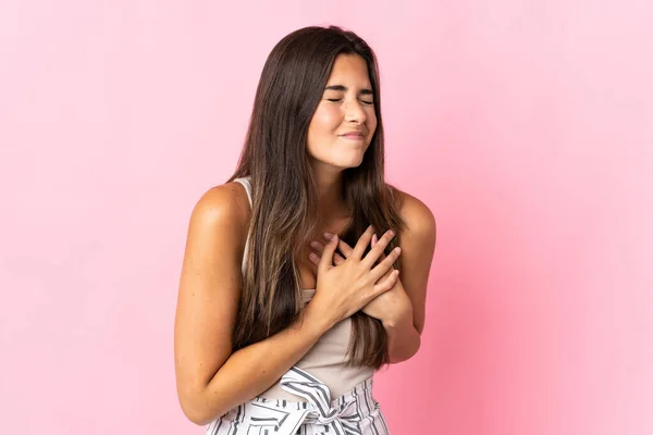 Mladá Brazilská Žena Izolované Růžovém Pozadí Bolestí Srdci — Stock fotografie
