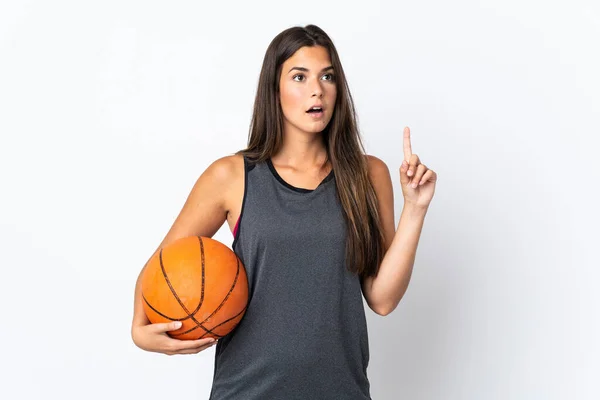 Jovem Brasileira Jogando Basquete Isolada Fundo Branco Pensando Uma Ideia — Fotografia de Stock