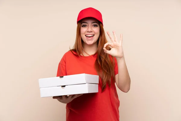 Pizza Consegna Adolescente Ragazza Tenendo Una Pizza Sfondo Isolato Mostrando — Foto Stock