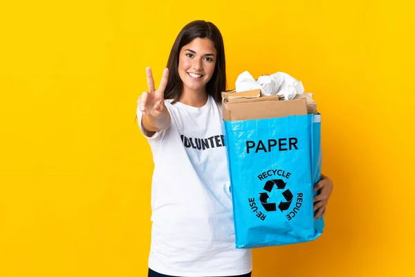 Joven Brasileña Sosteniendo Una Bolsa Reciclaje Llena Papel Para Reciclar — Foto de Stock