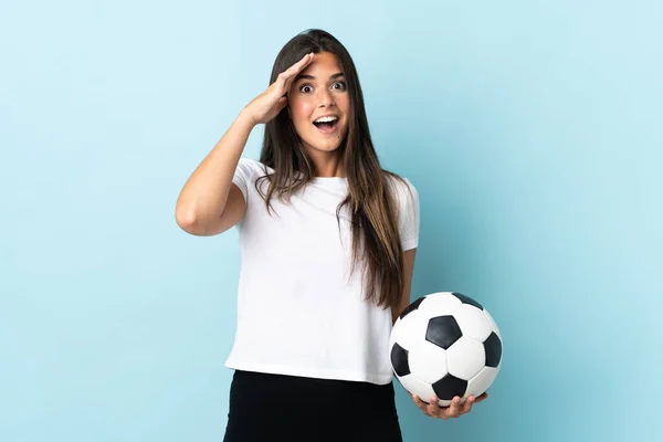 Młody Piłkarz Brazylijski Dziewczyna Izolowane Niebieskim Tle Ekspresją Niespodzianka — Zdjęcie stockowe