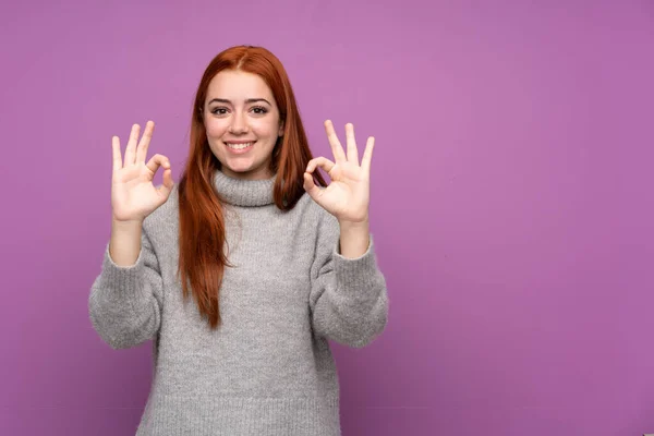 Pelirroja Adolescente Chica Sobre Aislado Púrpura Fondo Mostrando Signo Con —  Fotos de Stock