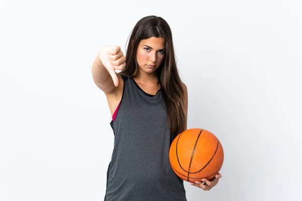 배경에서 농구를 질리안 여성은 부정적인 표현으로 엄지손가락을 아래로 내리는 — 스톡 사진
