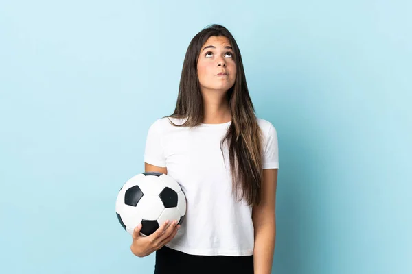 Młody Piłkarz Brazylijski Dziewczyna Izolowane Niebieskim Tle Patrząc Górę — Zdjęcie stockowe