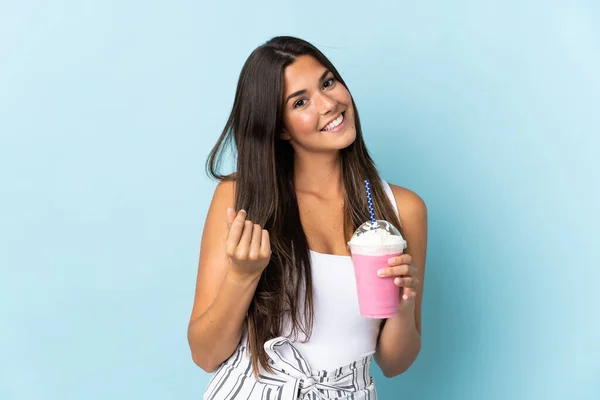 Mujer Brasileña Joven Con Batido Fresa Aislado Sobre Fondo Azul —  Fotos de Stock