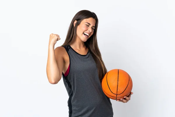 Basketbol Oynayan Genç Brezilyalı Kadın Zaferi Kutlayan Beyaz Arka Planda — Stok fotoğraf