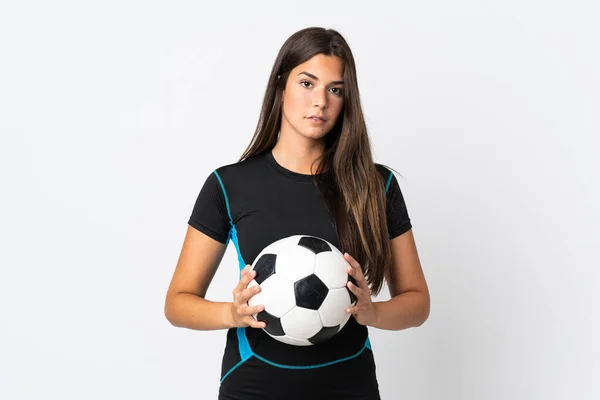 Genç Brezilyalı Kadın Beyaz Arka Planda Futbol Topuyla Izole Edilmiş — Stok fotoğraf