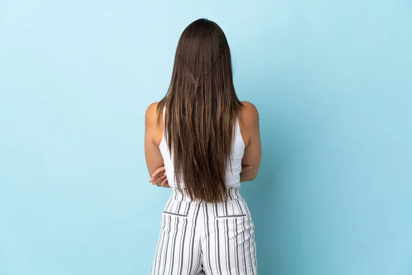 Jovem Brasileira Isolada Fundo Azul Posição Costas — Fotografia de Stock