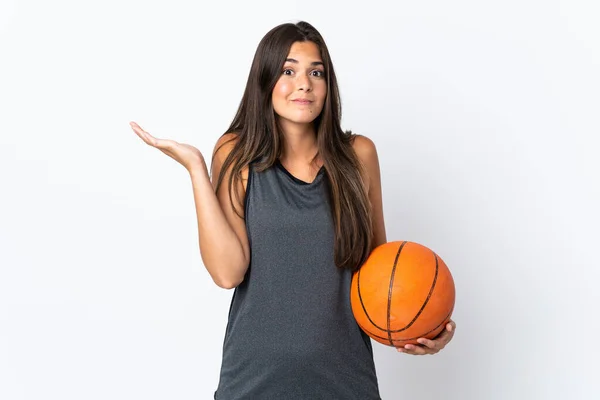 Jovem Brasileira Jogando Basquete Isolada Fundo Branco Tendo Dúvidas Levantar — Fotografia de Stock