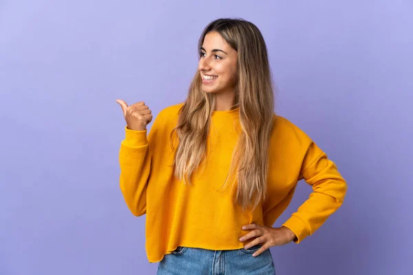 Mulher Hispânica Jovem Sobre Fundo Roxo Isolado Apontando Para Lado — Fotografia de Stock