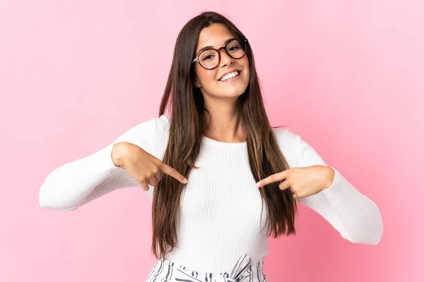 Joven Brasileña Aislada Sobre Fondo Rosa Orgullosa Satisfecha —  Fotos de Stock