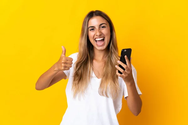 Mujer Hispana Joven Sobre Fondo Amarillo Aislado Usando Teléfono Móvil —  Fotos de Stock