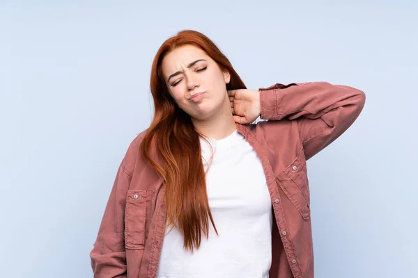 Redhead Teenager Girl Isolated Blue Background Neckache — Stock Photo, Image