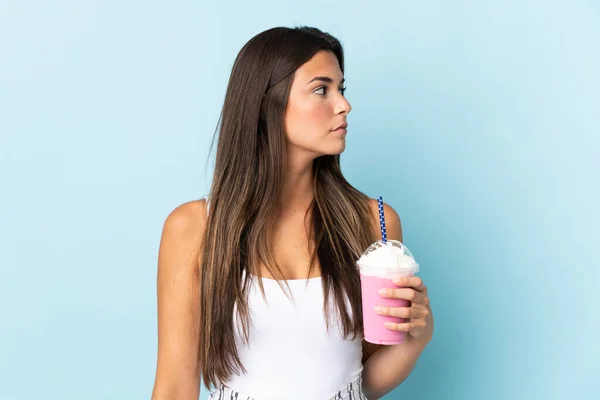 Mujer Brasileña Joven Con Batido Fresa Aislado Sobre Fondo Azul —  Fotos de Stock