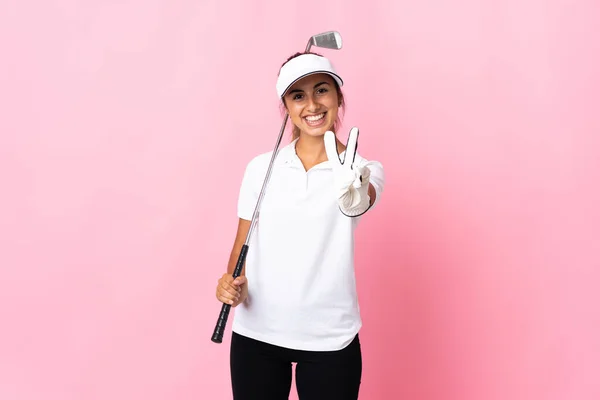 Mulher Hispânica Jovem Sobre Fundo Rosa Isolado Jogando Golfe Mostrando — Fotografia de Stock