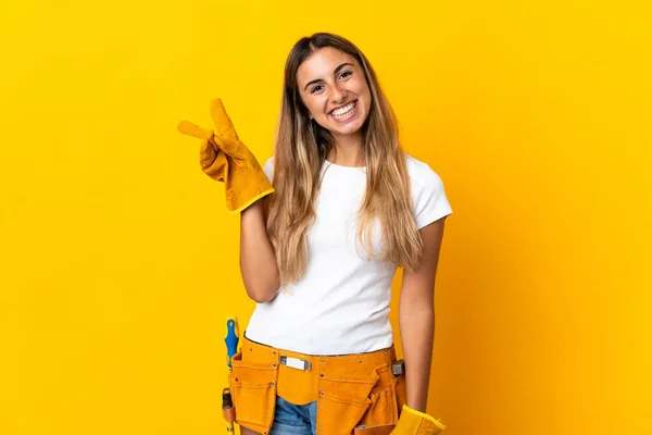 Giovane Elettricista Ispanica Donna Oltre Isolato Muro Giallo Sorridente Mostrando — Foto Stock