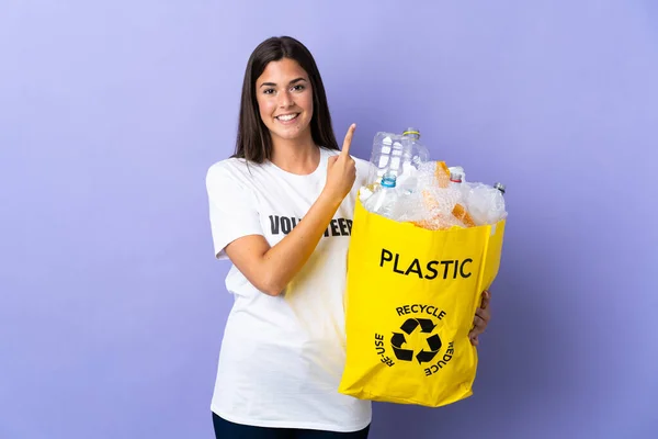 Joven Brasileña Sosteniendo Una Bolsa Llena Botellas Plástico Para Reciclar — Foto de Stock