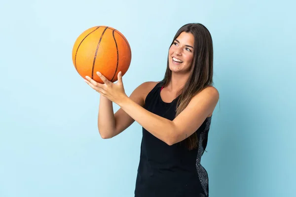 Joven Brasileña Aislada Sobre Fondo Azul Jugando Baloncesto — Foto de Stock