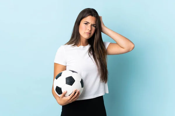 Giovane Giocatore Calcio Brasiliano Ragazza Isolata Sfondo Blu Avendo Dubbi — Foto Stock