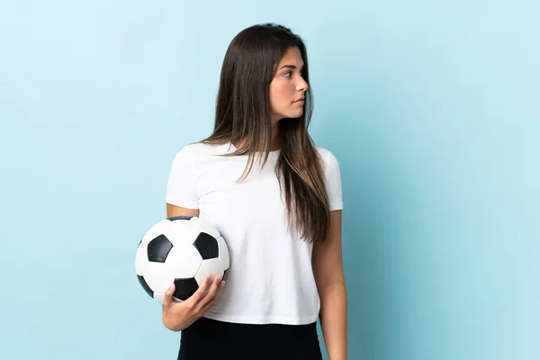 Jovem Futebolista Brasileiro Menina Isolada Fundo Azul Olhando Para Lado — Fotografia de Stock