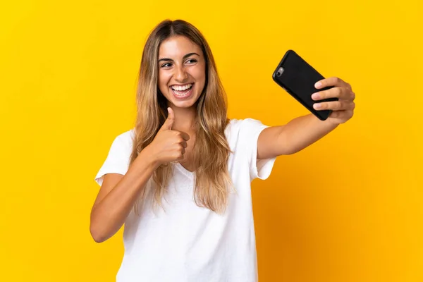 Mujer Hispana Joven Sobre Fondo Amarillo Aislado Haciendo Una Selfie —  Fotos de Stock