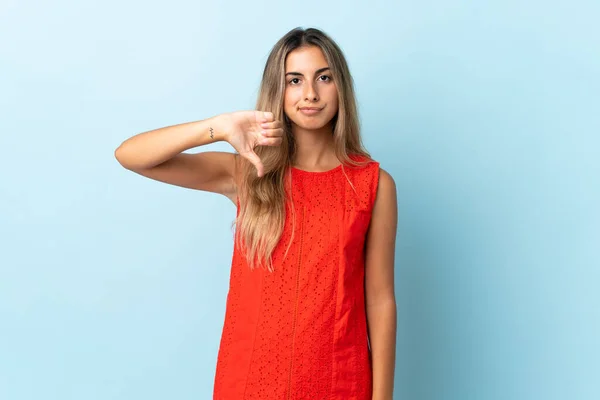 Молода Іспаномовна Жінка Над Ізольованим Синім Тлом Показує Великий Палець — стокове фото