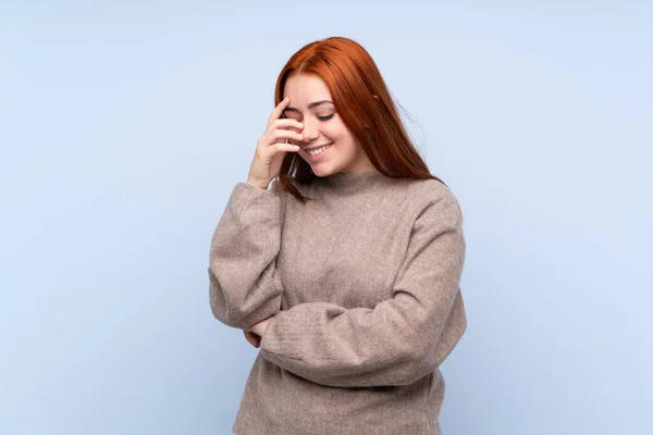 Pelirroja Adolescente Chica Con Suéter Sobre Aislado Azul Fondo Riendo —  Fotos de Stock