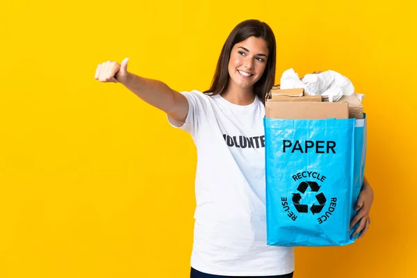 Joven Brasileña Sosteniendo Una Bolsa Reciclaje Llena Papel Para Reciclar — Foto de Stock